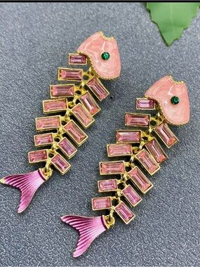 275. Pink rhinestone fish post earrings